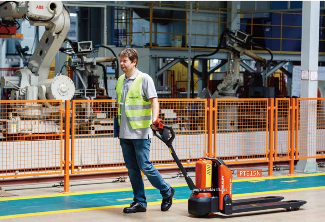 Xe-nâng-tay-điện-thấp-1.5 tấn-kéo-pallet.jpg (263 KB)